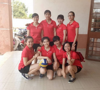Tham gia đấu bóng chuyền nữ
