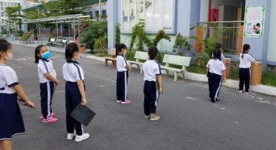 Các em học sinh cùng phòng chống dịch Covid-19 trong lớp