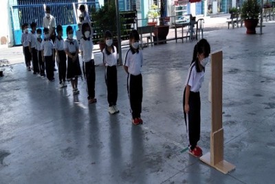 Học sinh trường Tiểu học Chánh Nghĩa đến trường học trực tiếp sau thời gian dài học trực tuyến