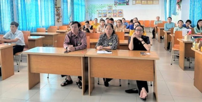 Trường Tiểu học Chánh Nghĩa tập trung theo dõi lễ bế mạc Đại hội Đại biểu toàn quốc lần thứ XIV của Đảng