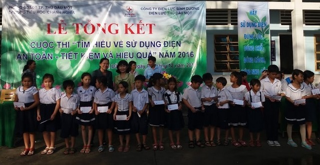 mạnh thường quân trao quà cho các em 3