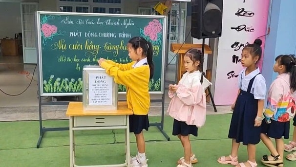 Học sinh trường Tiểu học Chánh Nghĩa hưởng ứng chương trình “Nụ cười Hồng – Cùng bạn đến trường”