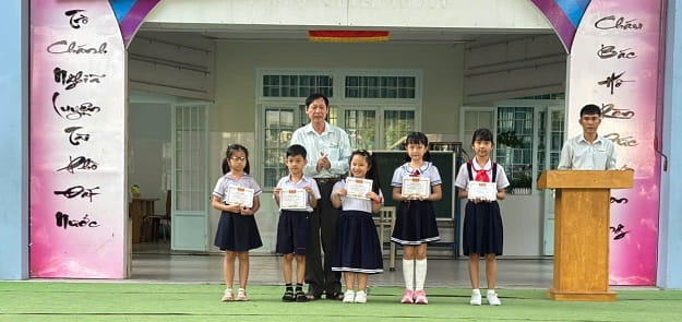 Lễ chào cờ đầu năm 2026 và kết hợp phát thưởng cho học sinh đạt giải hội thi kể chuyện theo sách