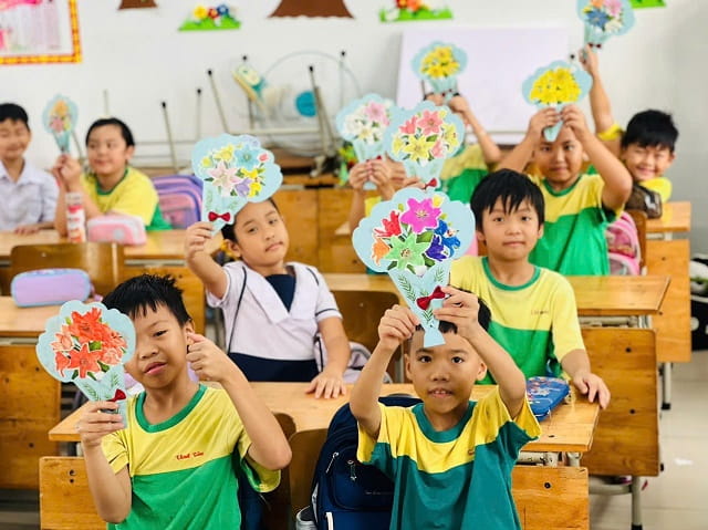 Tổ chức trải nghiệm làm thiệp tặng mẹ  nhân ngày Phụ nữ Việt Nam 20/10 cho học sinh khối lớp 3