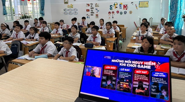 Sinh hoạt dưới cờ kết hợp tuyên truyền chiến dịch Không một mình 2026